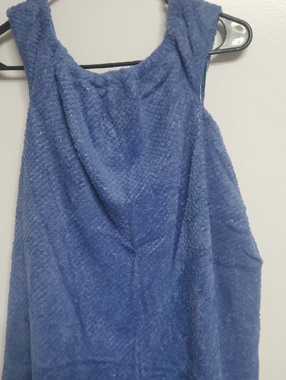 Blue Plush Wearable Towel with Daisy Pocket - Picture 6 of 9